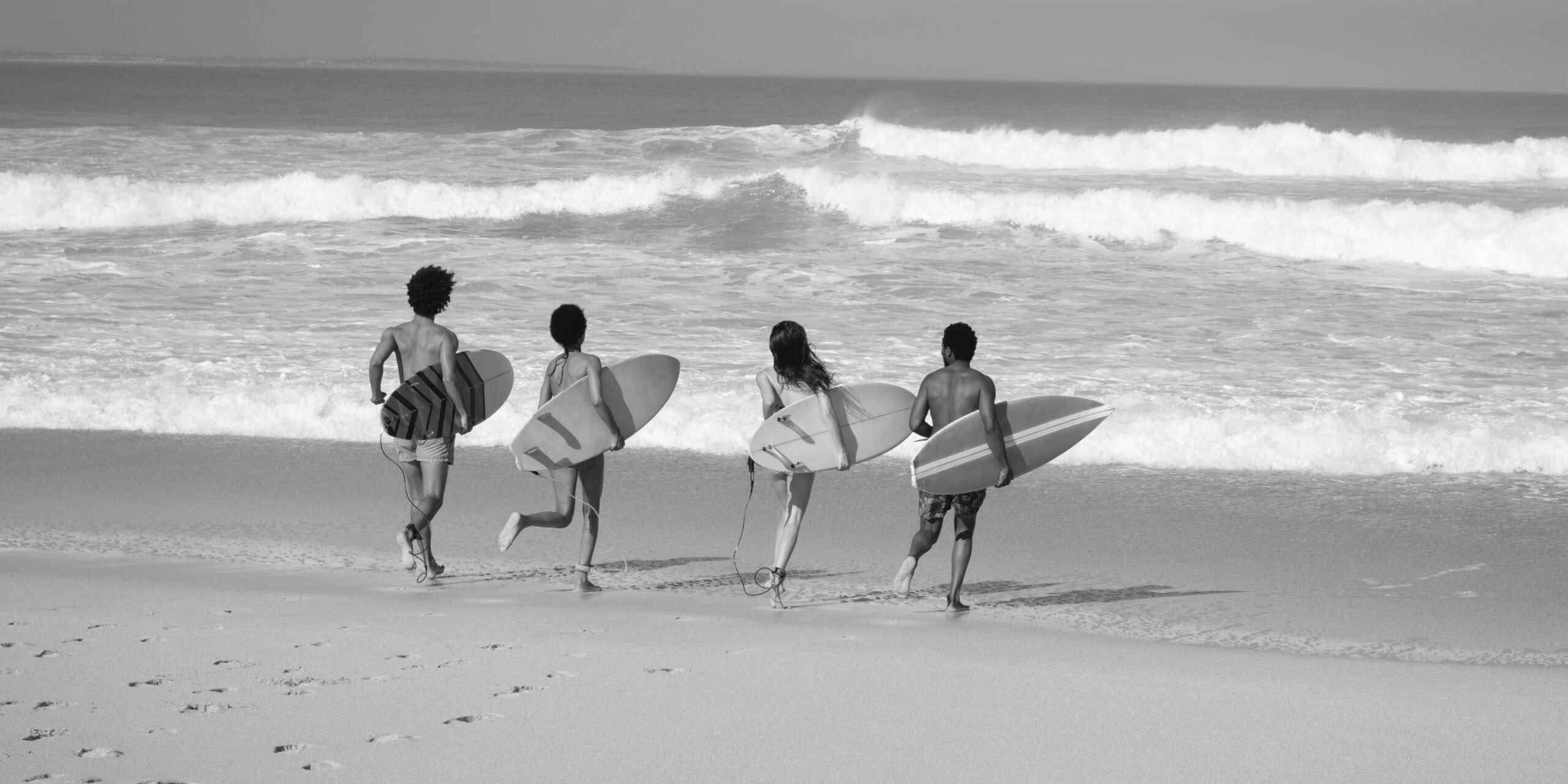 18. group-friends-running-to-the-waterside-with-surfbo-2021-08-28-16-45-43-utc