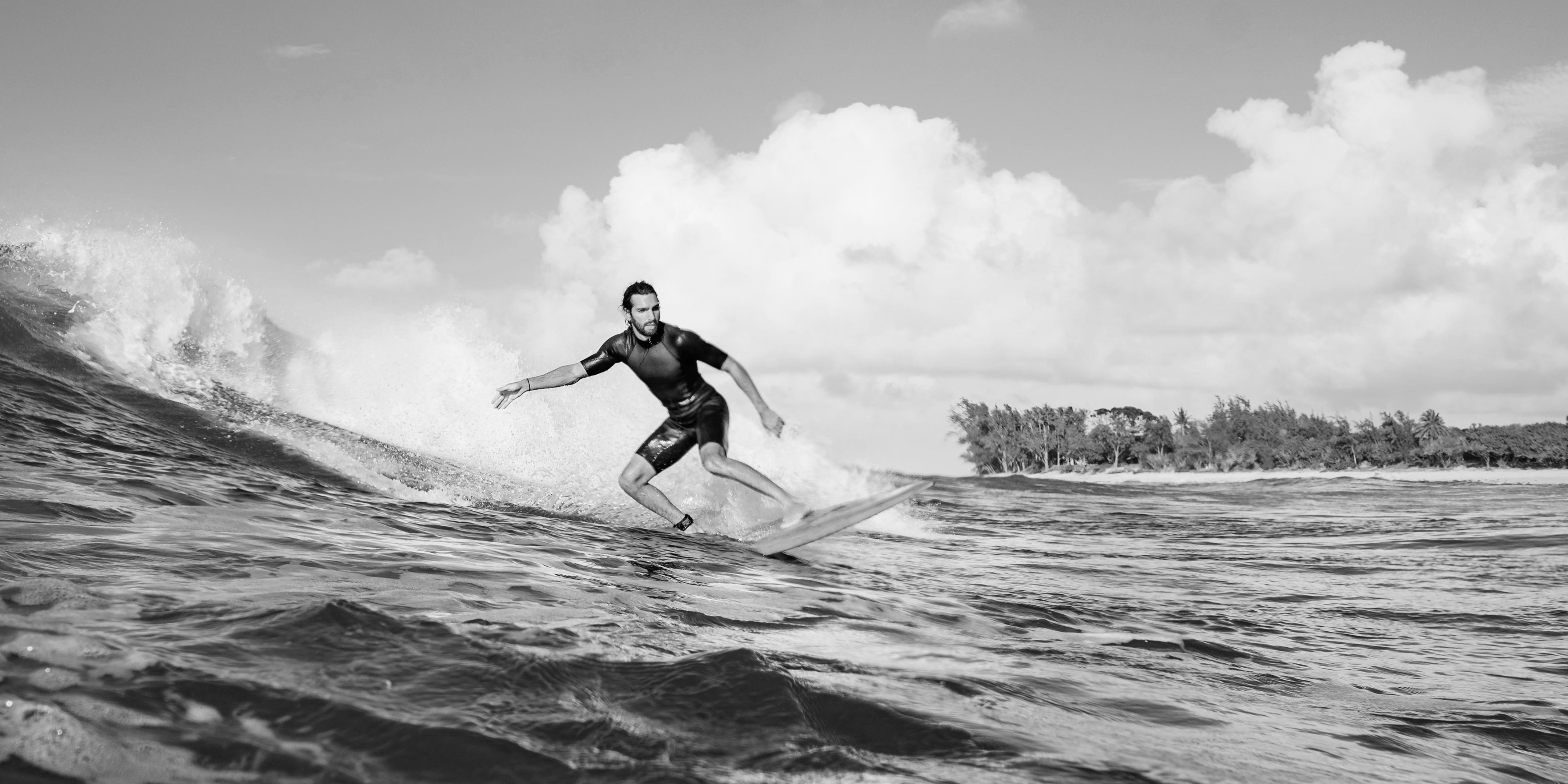 32. joven-navega-olas-agua-clara-oceano