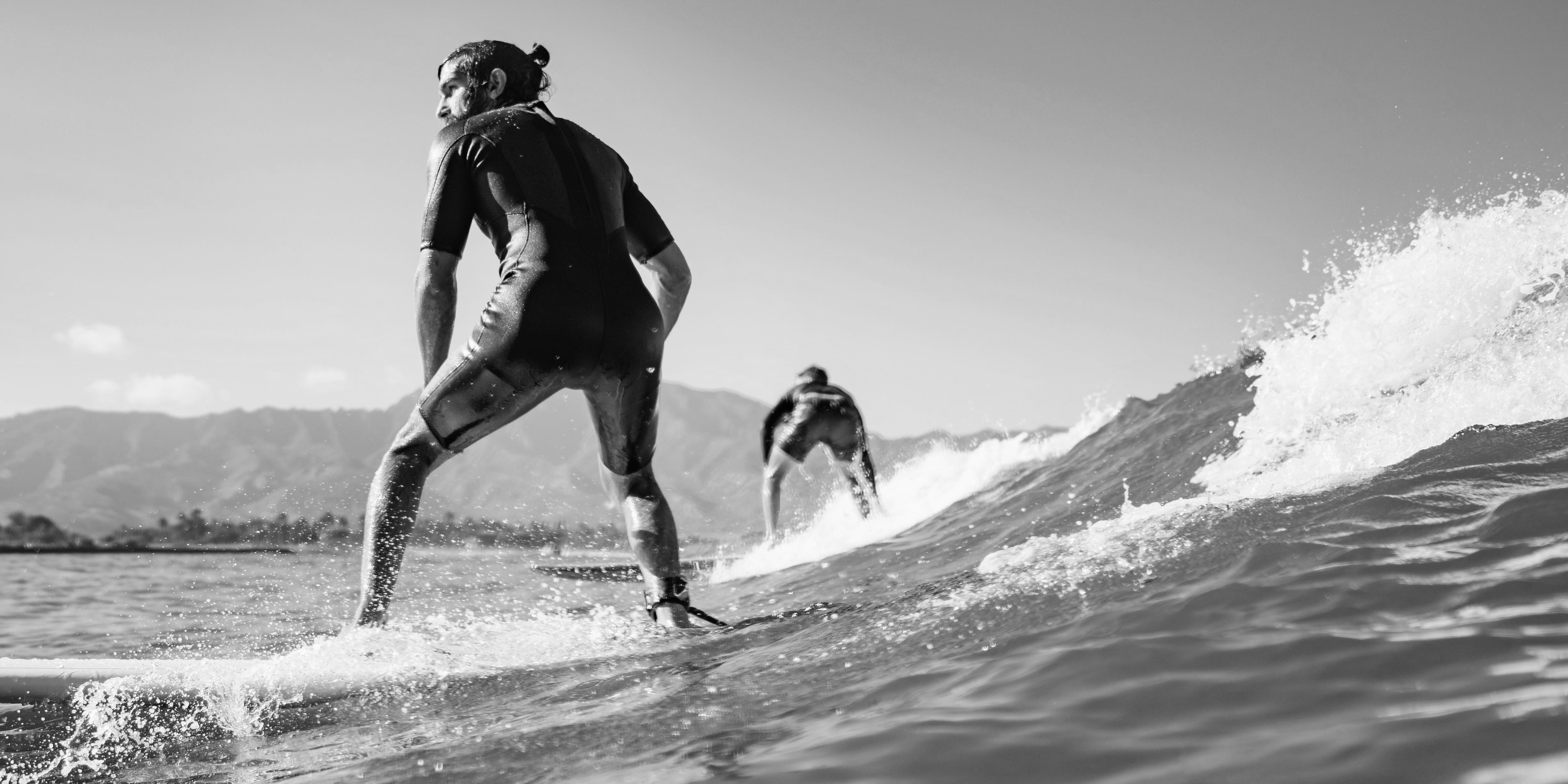 35. joven-navega-olas-mar